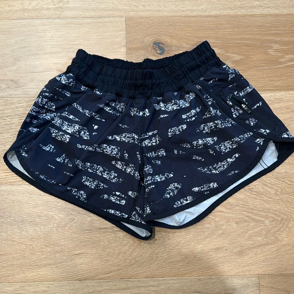 Lululemon Track that shorts - Picture 1 of 3